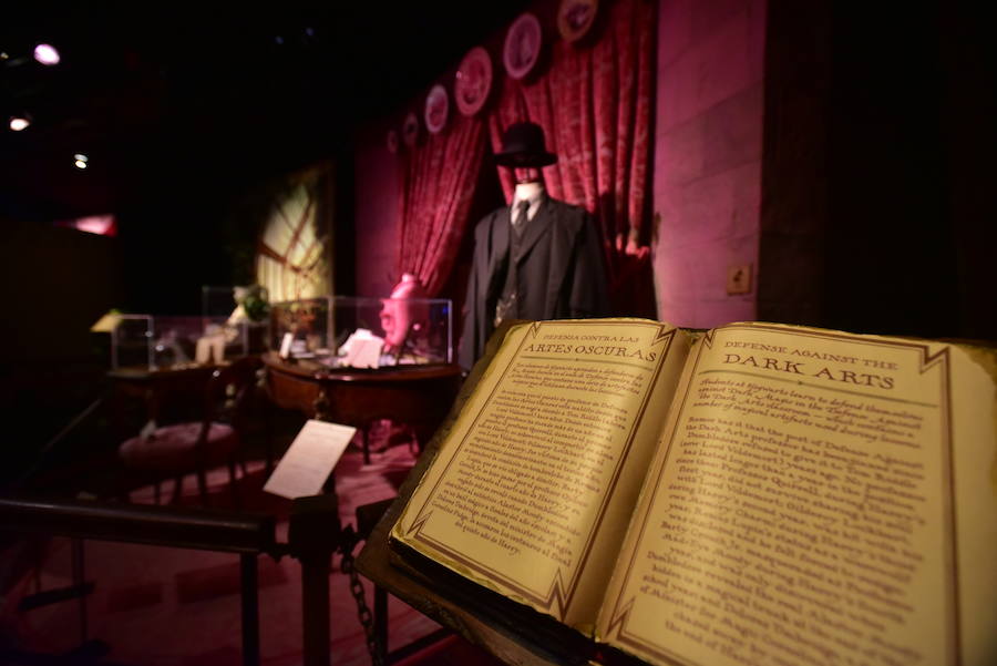 La locura de Harry Potter ya está prácticamente lista para su inauguración. 'Harry Potter: The exhibition' abre sus puertas a los fans del popular mago este sábado. En ella, los asistentes podrán descubrir los escenarios, objetos, personajes y, sobre todo, la magia, que envuelve al mundo creado por la escritora inglesa J. K. Rowling. El universo de Hogwarts estará en el Museo de las Ciencias de Valencia abierto al público hasta el 7 de julio y promete ser todo un éxito.