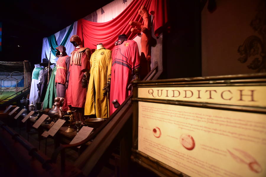 La locura de Harry Potter ya está prácticamente lista para su inauguración. 'Harry Potter: The exhibition' abre sus puertas a los fans del popular mago este sábado. En ella, los asistentes podrán descubrir los escenarios, objetos, personajes y, sobre todo, la magia, que envuelve al mundo creado por la escritora inglesa J. K. Rowling. El universo de Hogwarts estará en el Museo de las Ciencias de Valencia abierto al público hasta el 7 de julio y promete ser todo un éxito.