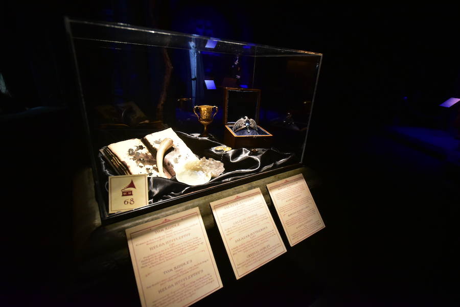 La locura de Harry Potter ya está prácticamente lista para su inauguración. 'Harry Potter: The exhibition' abre sus puertas a los fans del popular mago este sábado. En ella, los asistentes podrán descubrir los escenarios, objetos, personajes y, sobre todo, la magia, que envuelve al mundo creado por la escritora inglesa J. K. Rowling. El universo de Hogwarts estará en el Museo de las Ciencias de Valencia abierto al público hasta el 7 de julio y promete ser todo un éxito.