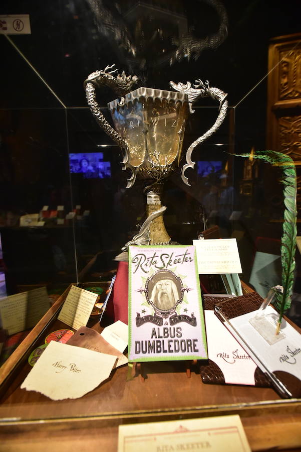 La locura de Harry Potter ya está prácticamente lista para su inauguración. 'Harry Potter: The exhibition' abre sus puertas a los fans del popular mago este sábado. En ella, los asistentes podrán descubrir los escenarios, objetos, personajes y, sobre todo, la magia, que envuelve al mundo creado por la escritora inglesa J. K. Rowling. El universo de Hogwarts estará en el Museo de las Ciencias de Valencia abierto al público hasta el 7 de julio y promete ser todo un éxito.