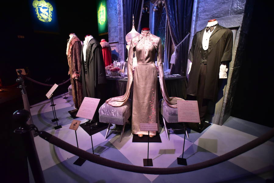 La locura de Harry Potter ya está prácticamente lista para su inauguración. 'Harry Potter: The exhibition' abre sus puertas a los fans del popular mago este sábado. En ella, los asistentes podrán descubrir los escenarios, objetos, personajes y, sobre todo, la magia, que envuelve al mundo creado por la escritora inglesa J. K. Rowling. El universo de Hogwarts estará en el Museo de las Ciencias de Valencia abierto al público hasta el 7 de julio y promete ser todo un éxito.