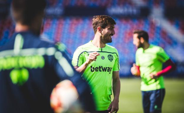 José Campaña, durante el entrenamiento de ayer en el Ciutat de València. 