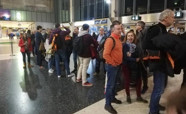 La afición del equipo taronja, rumbo a Berlín.