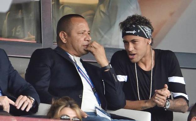Neymar y su padre, en un partido del Paris Saint-Germain