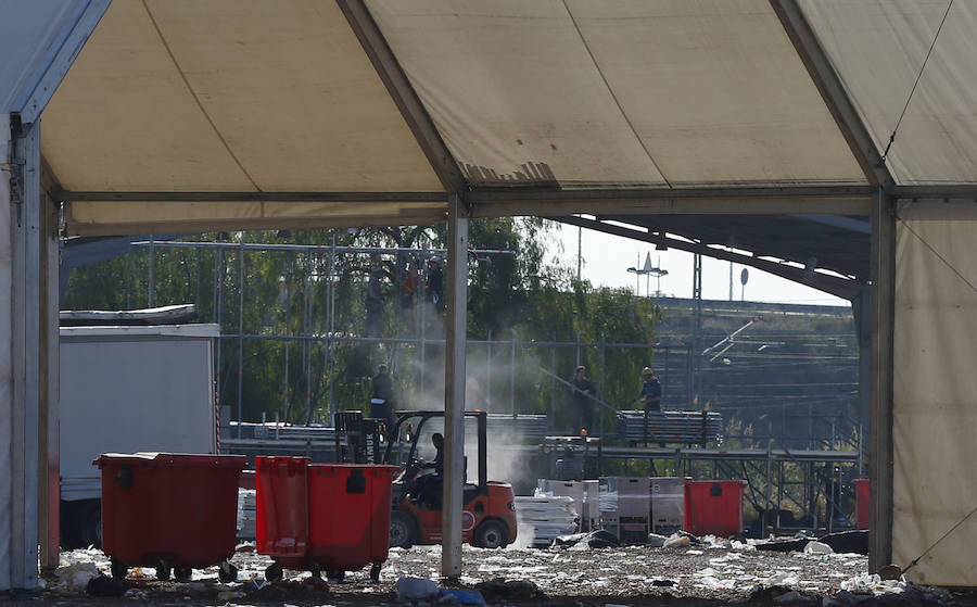 El recinto en el que ayer se congregaron cerca de 20.000 jóvenes ha despertado hoy con miles de botellas y bolsas de plástico en el suelo. Los operarios de la organización trabajaban para retirar toda la cantidad de basura que se extendía a los caminos de acceso al lugar en el que se celebraron las paellas universitarias. Incluso alguna acequia cercana también presentaba botellas y bolsas en sus aguas.