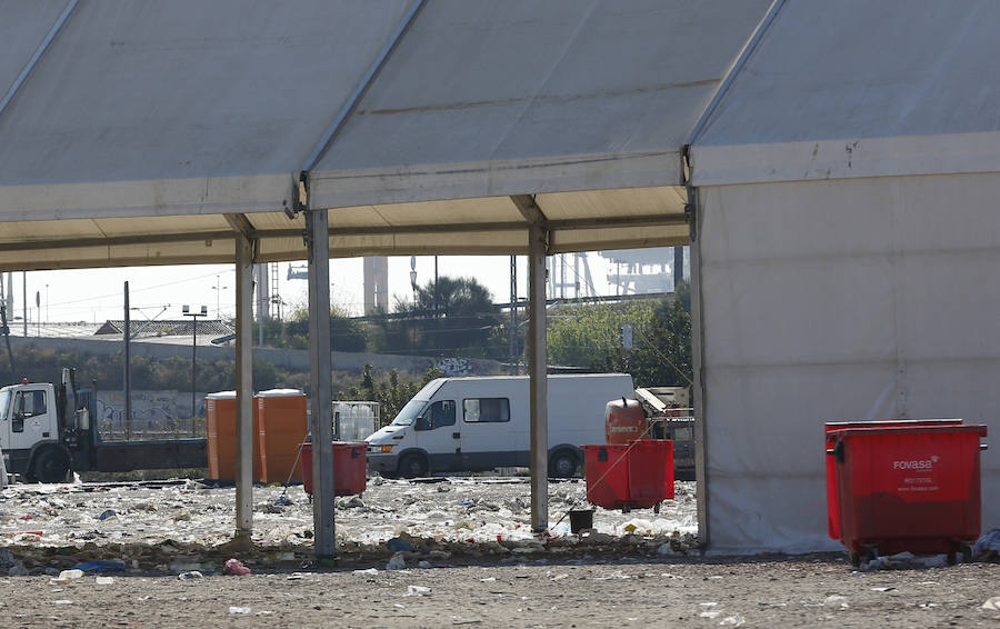 El recinto en el que ayer se congregaron cerca de 20.000 jóvenes ha despertado hoy con miles de botellas y bolsas de plástico en el suelo. Los operarios de la organización trabajaban para retirar toda la cantidad de basura que se extendía a los caminos de acceso al lugar en el que se celebraron las paellas universitarias. Incluso alguna acequia cercana también presentaba botellas y bolsas en sus aguas.