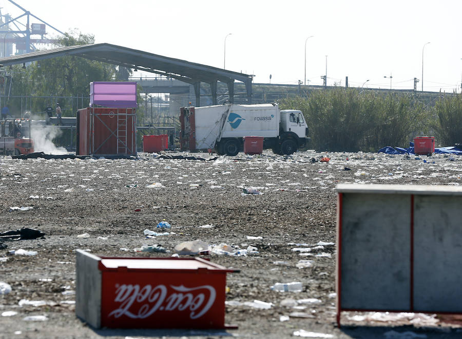 El recinto en el que ayer se congregaron cerca de 20.000 jóvenes ha despertado hoy con miles de botellas y bolsas de plástico en el suelo. Los operarios de la organización trabajaban para retirar toda la cantidad de basura que se extendía a los caminos de acceso al lugar en el que se celebraron las paellas universitarias. Incluso alguna acequia cercana también presentaba botellas y bolsas en sus aguas.