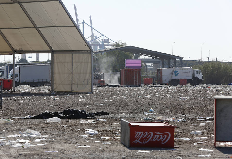 El recinto en el que ayer se congregaron cerca de 20.000 jóvenes ha despertado hoy con miles de botellas y bolsas de plástico en el suelo. Los operarios de la organización trabajaban para retirar toda la cantidad de basura que se extendía a los caminos de acceso al lugar en el que se celebraron las paellas universitarias. Incluso alguna acequia cercana también presentaba botellas y bolsas en sus aguas.