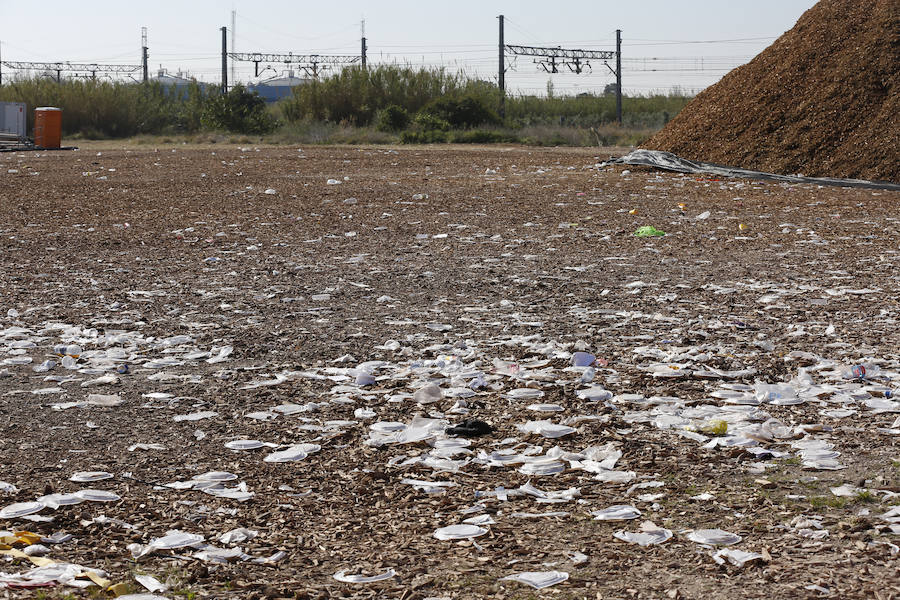 El recinto en el que ayer se congregaron cerca de 20.000 jóvenes ha despertado hoy con miles de botellas y bolsas de plástico en el suelo. Los operarios de la organización trabajaban para retirar toda la cantidad de basura que se extendía a los caminos de acceso al lugar en el que se celebraron las paellas universitarias. Incluso alguna acequia cercana también presentaba botellas y bolsas en sus aguas.