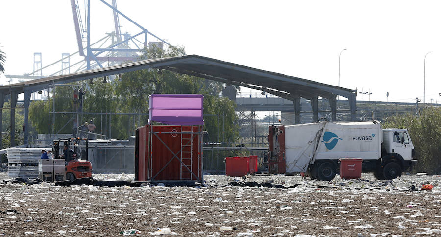 El recinto en el que ayer se congregaron cerca de 20.000 jóvenes ha despertado hoy con miles de botellas y bolsas de plástico en el suelo. Los operarios de la organización trabajaban para retirar toda la cantidad de basura que se extendía a los caminos de acceso al lugar en el que se celebraron las paellas universitarias. Incluso alguna acequia cercana también presentaba botellas y bolsas en sus aguas.