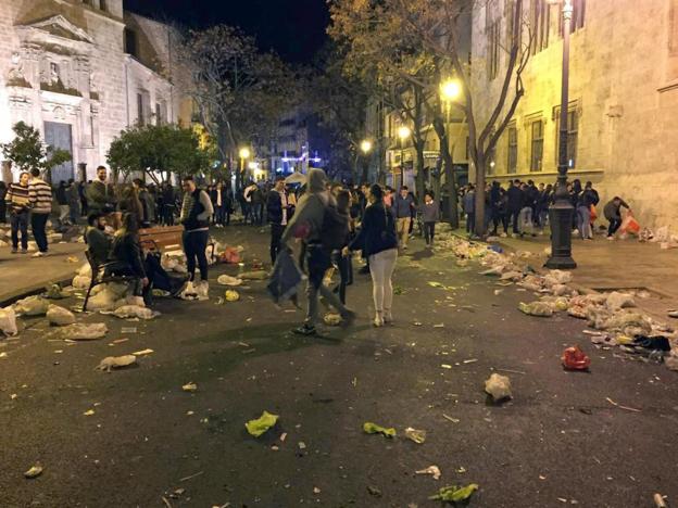 Entorno de los Santos Juanes y la Lonja, durante las pasadas Fallas. 