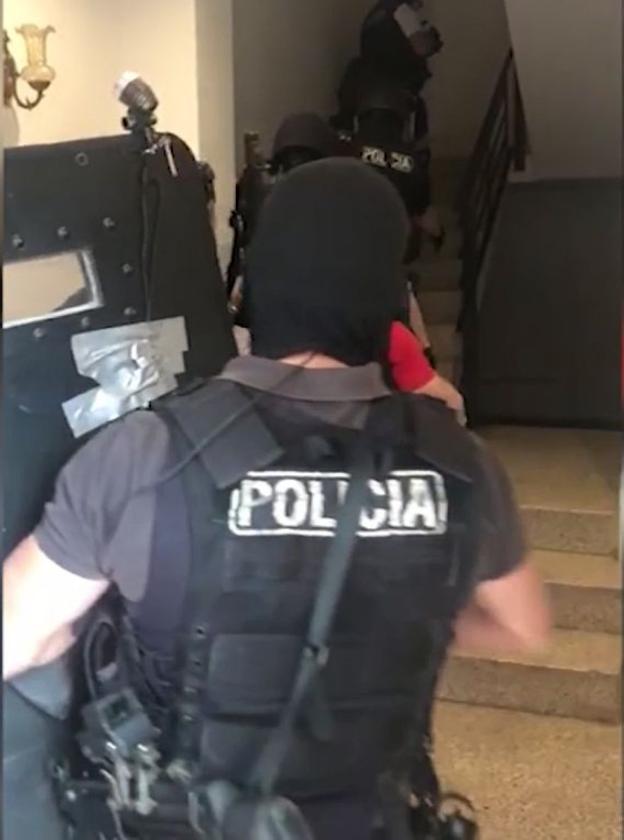 Policías entran en la casa del sospechoso. 