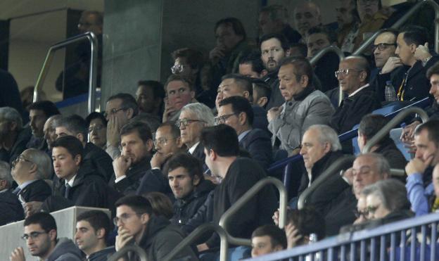 Peter Lim, a la derecha, en el palco de La Cerámica. 