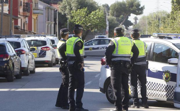 Policía Local en los accesos a las paellas universitarias. 