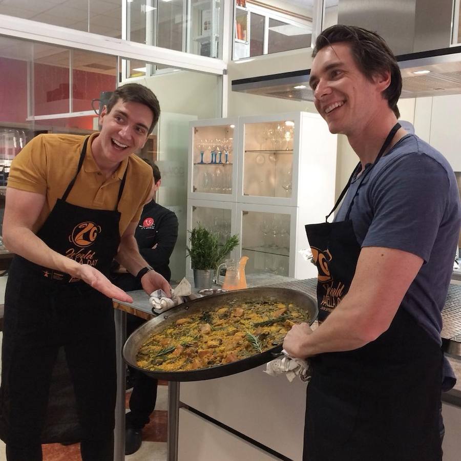 Los actores James y Oliver Phelps, los gemelos de la famosa saga cinematográfica de Harry Potter, han aprendido a cocinar una paella típica valenciana en una escuela culinaria durante su estancia en la ciudad de València por la inauguración de la exposición «Harry Potter The Exhibition». Los gemelos Weasley llegaron a la ciudad el pasado jueves para la inauguración de la muestra, junto a la actriz Natalia Tena, y ayer asistieron, de la mano de Turismo Valencia, a la escuela gastronómica Valencia Club Cocina, donde aprendieron a preparar paella valenciana, coca en landa y horchata de chufa. También realizaron una visita al mercado de Algirós, donde vendedores y clientes fueron sorprendidos por los actores británicos que se interesaron por los productos autóctonos y degustaron numerosos de ellos. 