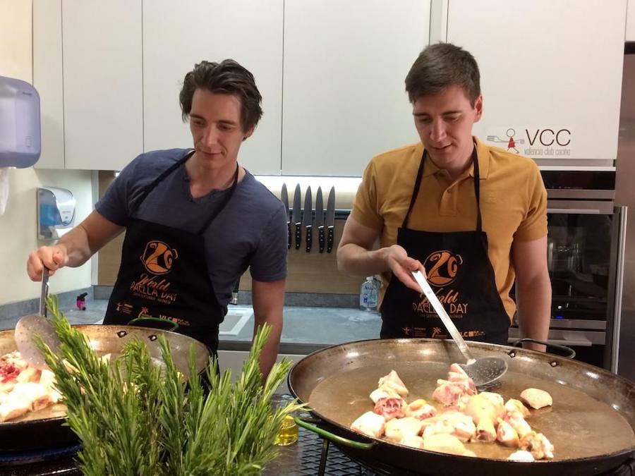 Los actores James y Oliver Phelps, los gemelos de la famosa saga cinematográfica de Harry Potter, han aprendido a cocinar una paella típica valenciana en una escuela culinaria durante su estancia en la ciudad de València por la inauguración de la exposición «Harry Potter The Exhibition». Los gemelos Weasley llegaron a la ciudad el pasado jueves para la inauguración de la muestra, junto a la actriz Natalia Tena, y ayer asistieron, de la mano de Turismo Valencia, a la escuela gastronómica Valencia Club Cocina, donde aprendieron a preparar paella valenciana, coca en landa y horchata de chufa. También realizaron una visita al mercado de Algirós, donde vendedores y clientes fueron sorprendidos por los actores británicos que se interesaron por los productos autóctonos y degustaron numerosos de ellos. 