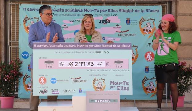 Quirós, Giménez y Domingo, en la entrega del cheque. 