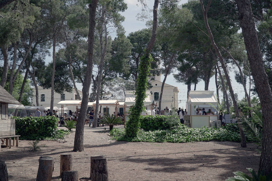 El Festival de l'horta Turia ha ofrecido en la Masía de San Antonio de Benifaió, 12 horas de música y gastronomía en plena huerta. Els Jóvens, Lewis OfMan, Cariño, The Parrots, Novedades Carminha, Cero en Conducta y Hits With Tits han completado el cartel de este certamen nacido hace tres años para «acercar la huerta a la ciudadanía y rendir homenaje a los agricultores cuyo trabajo permite que disfrutemos del patrimonio natural», resaltó la organización.