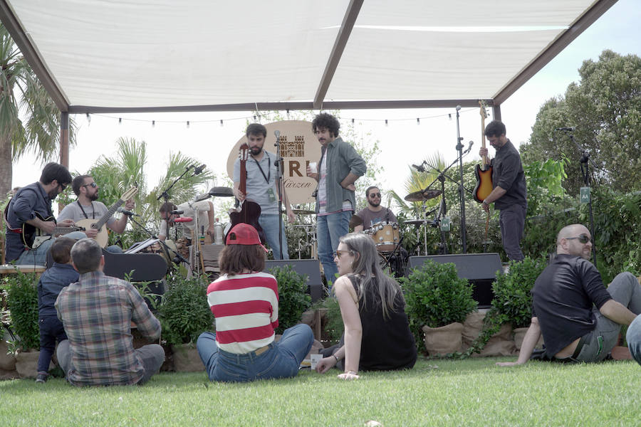 El Festival de l'horta Turia ha ofrecido en la Masía de San Antonio de Benifaió, 12 horas de música y gastronomía en plena huerta. Els Jóvens, Lewis OfMan, Cariño, The Parrots, Novedades Carminha, Cero en Conducta y Hits With Tits han completado el cartel de este certamen nacido hace tres años para «acercar la huerta a la ciudadanía y rendir homenaje a los agricultores cuyo trabajo permite que disfrutemos del patrimonio natural», resaltó la organización.