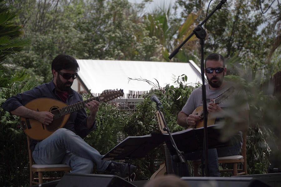 El Festival de l'horta Turia ha ofrecido en la Masía de San Antonio de Benifaió, 12 horas de música y gastronomía en plena huerta. Els Jóvens, Lewis OfMan, Cariño, The Parrots, Novedades Carminha, Cero en Conducta y Hits With Tits han completado el cartel de este certamen nacido hace tres años para «acercar la huerta a la ciudadanía y rendir homenaje a los agricultores cuyo trabajo permite que disfrutemos del patrimonio natural», resaltó la organización.