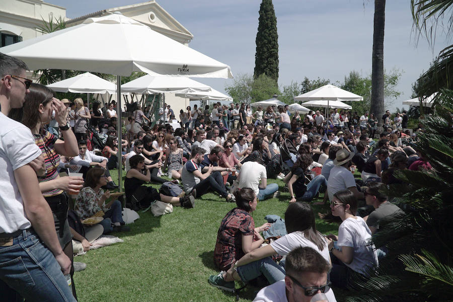 El Festival de l'horta Turia ha ofrecido en la Masía de San Antonio de Benifaió, 12 horas de música y gastronomía en plena huerta. Els Jóvens, Lewis OfMan, Cariño, The Parrots, Novedades Carminha, Cero en Conducta y Hits With Tits han completado el cartel de este certamen nacido hace tres años para «acercar la huerta a la ciudadanía y rendir homenaje a los agricultores cuyo trabajo permite que disfrutemos del patrimonio natural», resaltó la organización.