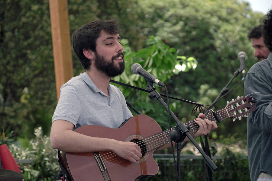 El Festival de l'horta Turia ha ofrecido en la Masía de San Antonio de Benifaió, 12 horas de música y gastronomía en plena huerta. Els Jóvens, Lewis OfMan, Cariño, The Parrots, Novedades Carminha, Cero en Conducta y Hits With Tits han completado el cartel de este certamen nacido hace tres años para «acercar la huerta a la ciudadanía y rendir homenaje a los agricultores cuyo trabajo permite que disfrutemos del patrimonio natural», resaltó la organización.