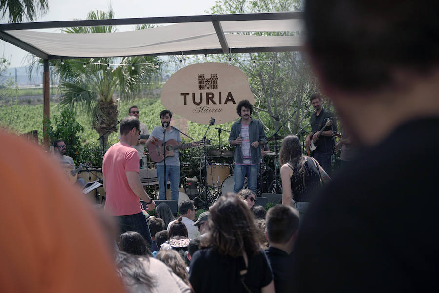 El Festival de l'horta Turia ha ofrecido en la Masía de San Antonio de Benifaió, 12 horas de música y gastronomía en plena huerta. Els Jóvens, Lewis OfMan, Cariño, The Parrots, Novedades Carminha, Cero en Conducta y Hits With Tits han completado el cartel de este certamen nacido hace tres años para «acercar la huerta a la ciudadanía y rendir homenaje a los agricultores cuyo trabajo permite que disfrutemos del patrimonio natural», resaltó la organización.