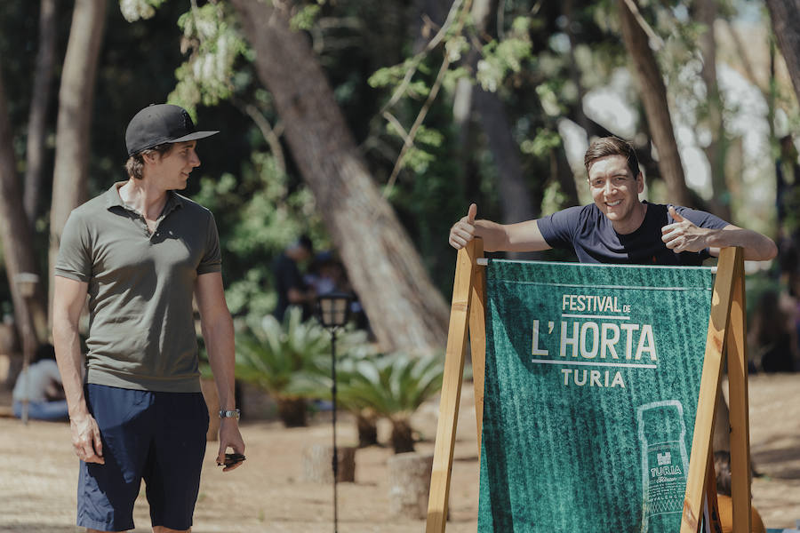 Los actores James y Oliver Phelps, los gemelos de la famosa saga cinematográfica de Harry Potter, han aprendido a cocinar una paella típica valenciana en una escuela culinaria durante su estancia en la ciudad de València por la inauguración de la exposición «Harry Potter The Exhibition». Los gemelos Weasley llegaron a la ciudad el pasado jueves para la inauguración de la muestra, junto a la actriz Natalia Tena, y ayer asistieron, de la mano de Turismo Valencia, a la escuela gastronómica Valencia Club Cocina, donde aprendieron a preparar paella valenciana, coca en landa y horchata de chufa. También realizaron una visita al mercado de Algirós, donde vendedores y clientes fueron sorprendidos por los actores británicos que se interesaron por los productos autóctonos y degustaron numerosos de ellos. Además en este domingo, los actores han estado en Mestalla, según imágenes que ha difundido el propio Valencia CF, y en el Festival l'Horta.