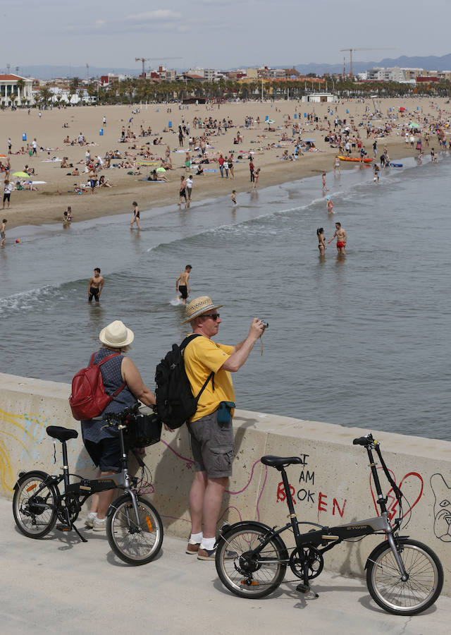 Fotos: Fotos de la playa de la Malvarrosa este domingo
