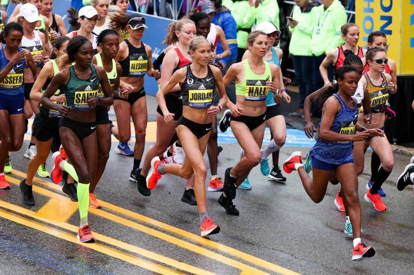 El Maratón de Boston 2019 ha estado marcado por la lluvia. Miles de atletas han recorrido las principales calles de la ciudad de Massachussets en uno de los maratones más prestigiosos del mundo, uno de los seis majors.