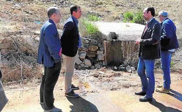 Autoridades reunidas en la zona del vertedero.