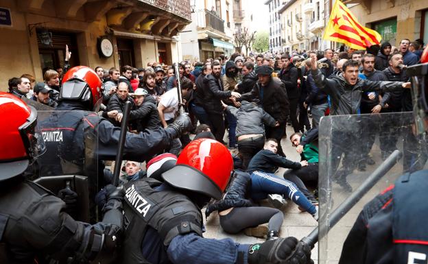 Agentes de la Ertzaintza cargan ayer en Rentería contra varios manifestantes en las calles aledañas al acto de Ciudadanos. 