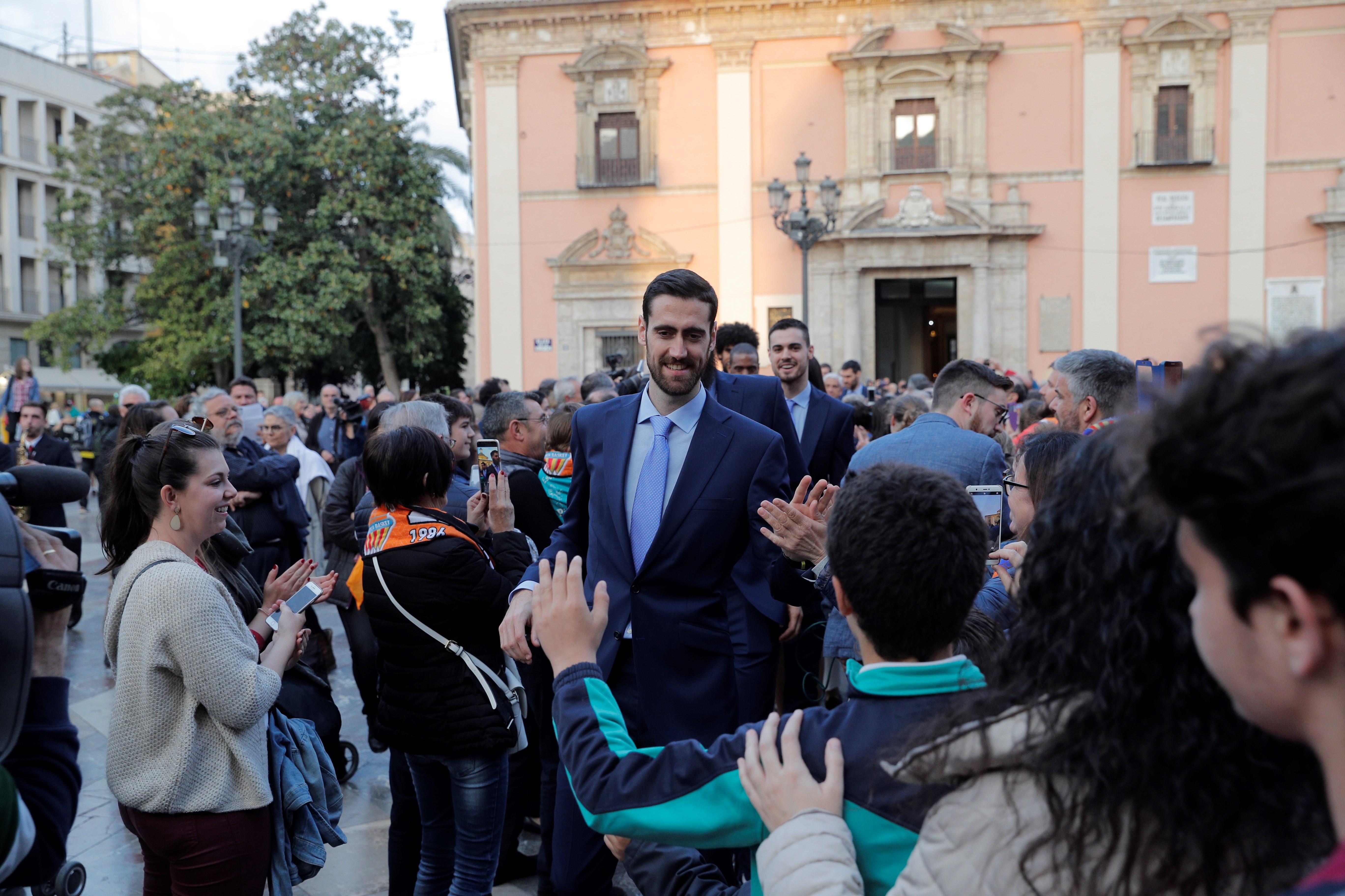 Fotos: El Valencia Basket celebra junto a la afición la victoria de la Eurocup