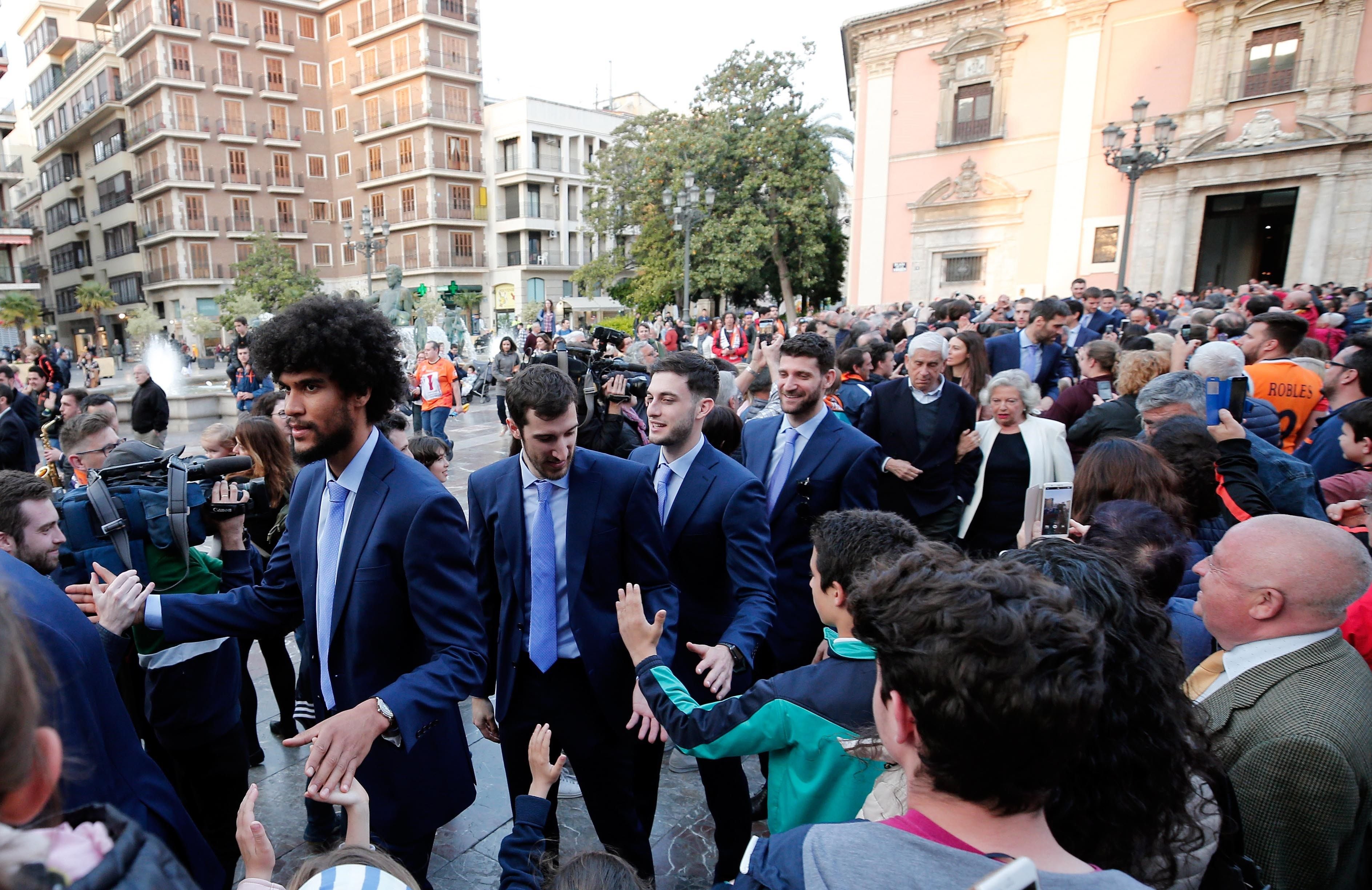 Fotos: El Valencia Basket celebra junto a la afición la victoria de la Eurocup