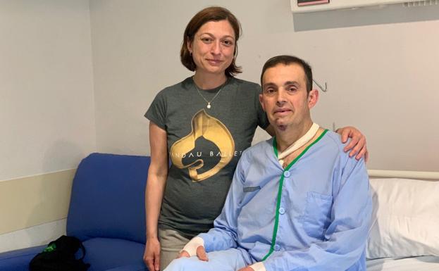 Pedro López, junto a su mujer, Nona Muriel, ayer en el hospital Clínico. 
