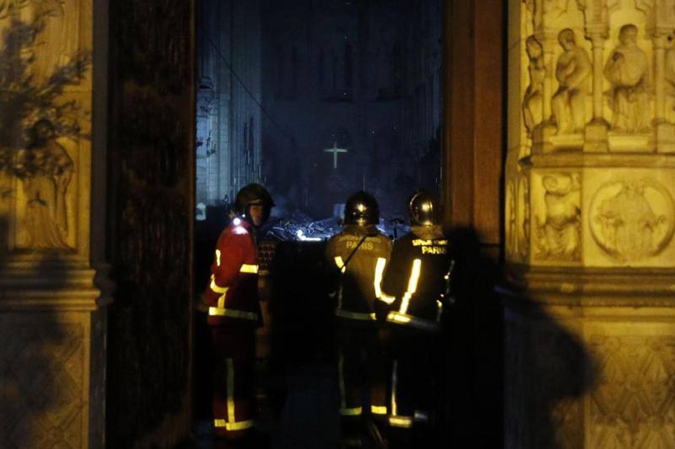 Dos tercios de la techumbre de la catedral de París se han quemado con el  incendio de Notre Dame  del 15 de abril de 2019