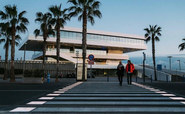 La Marina estrena los primeros pasos de peatones inteligentes de Valencia