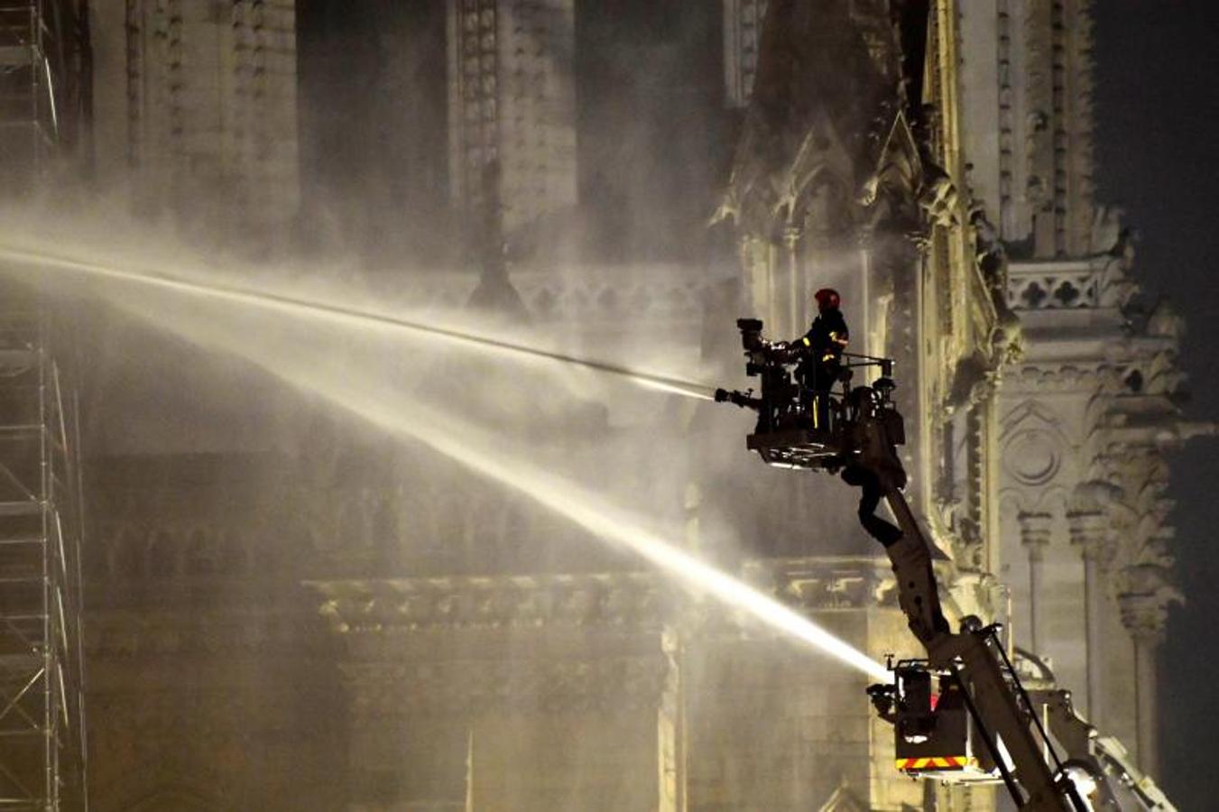 Dos tercios de la techumbre de la catedral de París se han quemado con el  incendio de Notre Dame  del 15 de abril de 2019