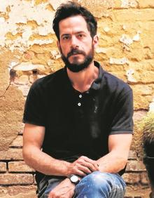 Imagen secundaria 2 - Fernando Abellanas y sus dos galgos. 