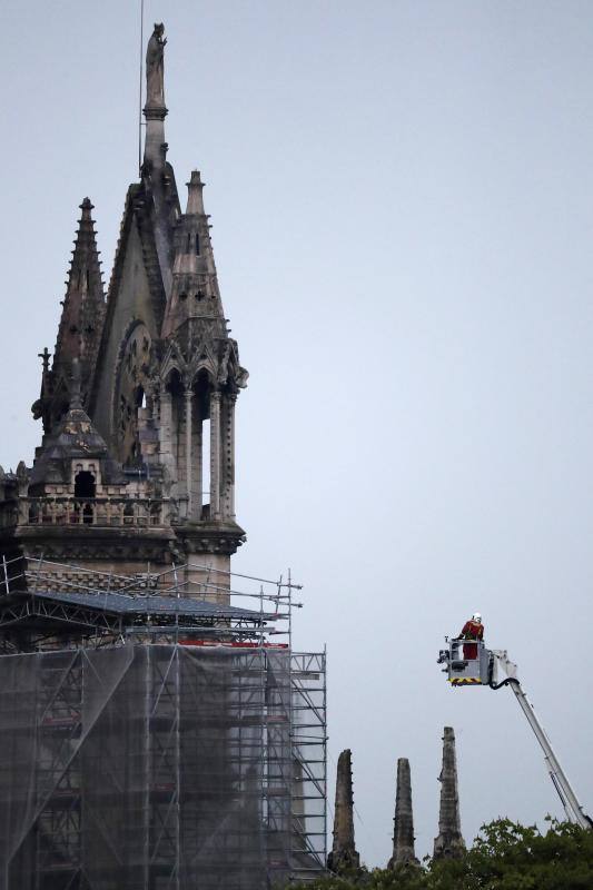 Dos tercios de la techumbre de la catedral de París se han quemado con el incendio del 15 de abril de 2019