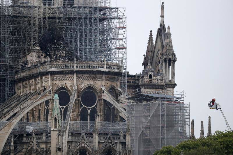 Dos tercios de la techumbre de la catedral de París se han quemado con el incendio del 15 de abril de 2019