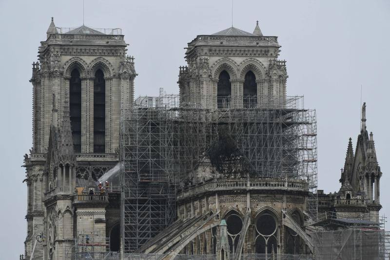 Dos tercios de la techumbre de la catedral de París se han quemado con el incendio del 15 de abril de 2019