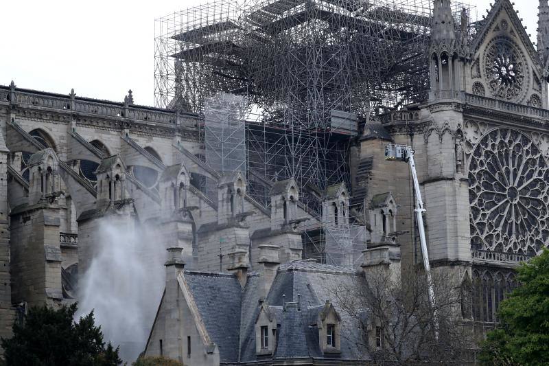 Dos tercios de la techumbre de la catedral de París se han quemado con el incendio del 15 de abril de 2019