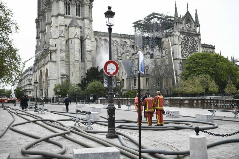 Dos tercios de la techumbre de la catedral de París se han quemado con el incendio del 15 de abril de 2019