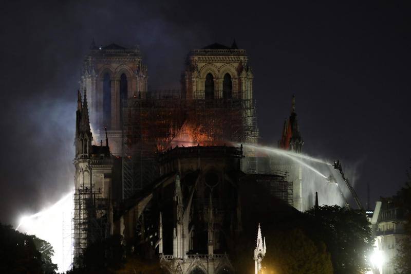 Dos tercios de la techumbre de la catedral de París se han quemado con el incendio del 15 de abril de 2019