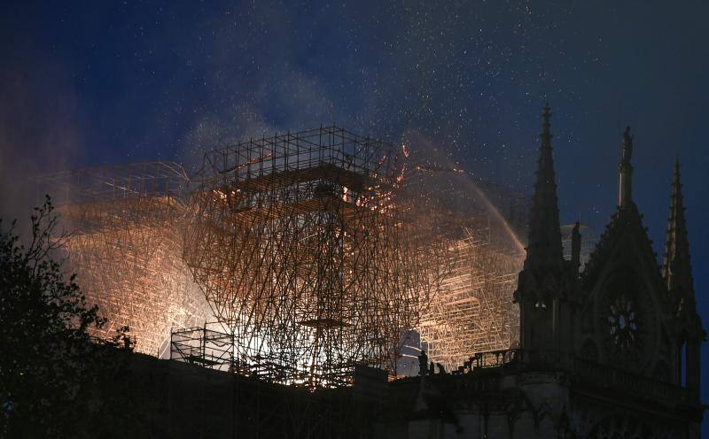 Dos tercios de la techumbre de la catedral de París se han quemado con el incendio del 15 de abril de 2019