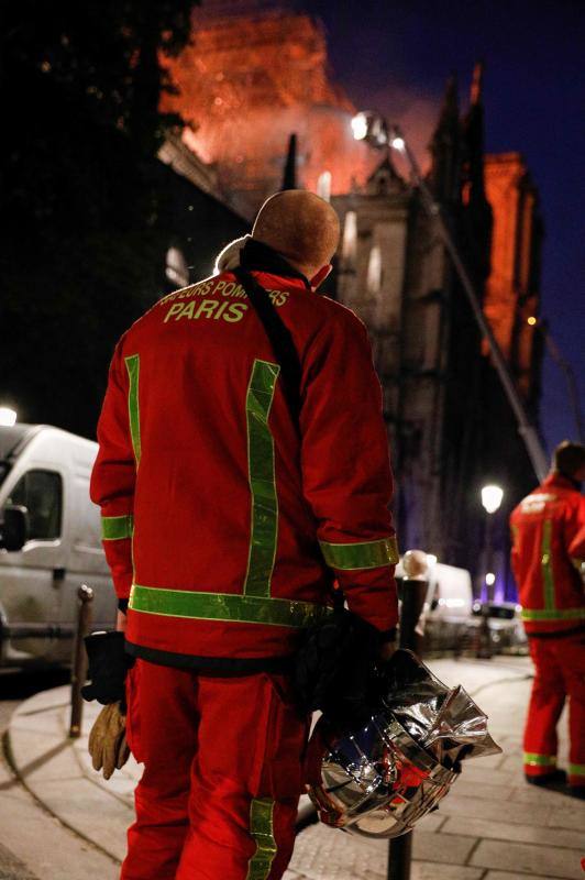 Dos tercios de la techumbre de la catedral de París se han quemado con el incendio del 15 de abril de 2019