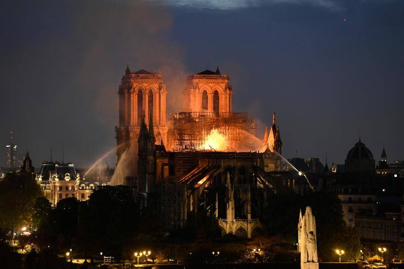 Dos tercios de la techumbre de la catedral de París se han quemado con el incendio del 15 de abril de 2019