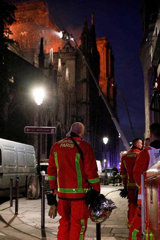 Dos tercios de la techumbre de la catedral de París se han quemado con el incendio del 15 de abril de 2019