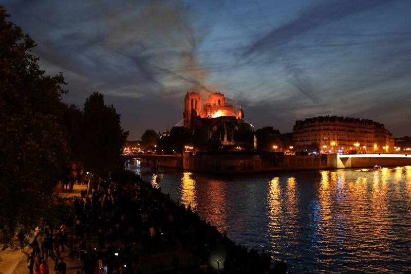 Dos tercios de la techumbre de la catedral de París se han quemado con el incendio del 15 de abril de 2019